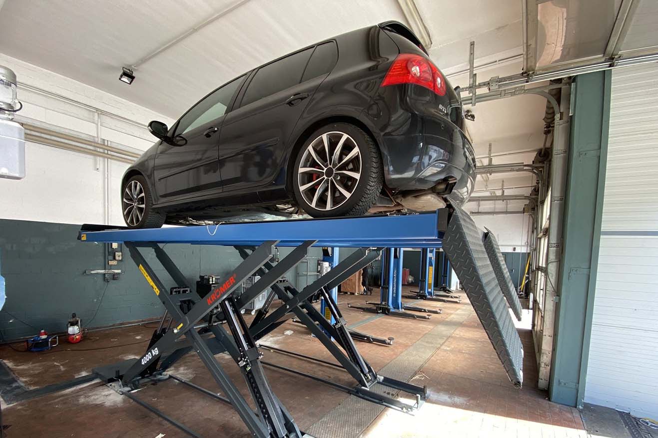 kroemer-annahme-hebebuehne-xx91-anwendung-kunde-suv