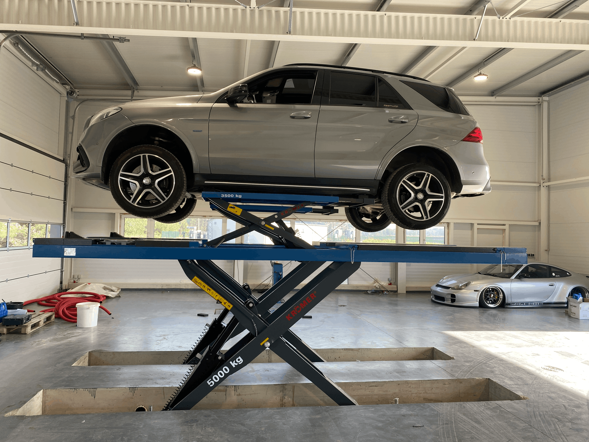 kroemer-auffahrscherenhebebuehne-xx81-komprimiert