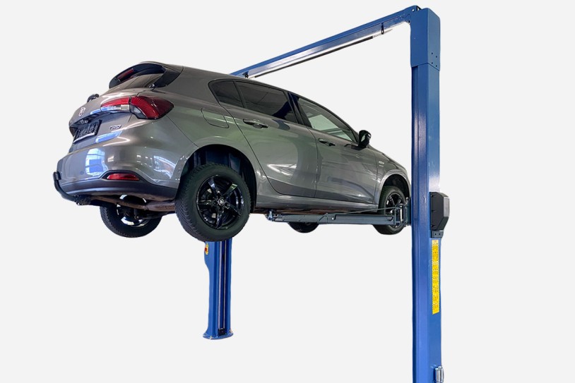 Blaue 2 Säulenhebebühne TP67 mit Fahrzeug. 