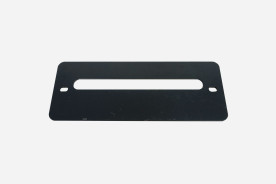 eine schwarze Abdeckung aus Metall für die Einsäulen Hebebühne
